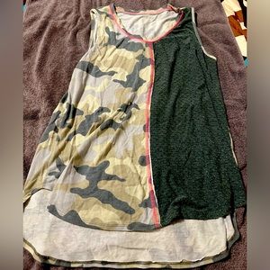 Woman’s high low tank top